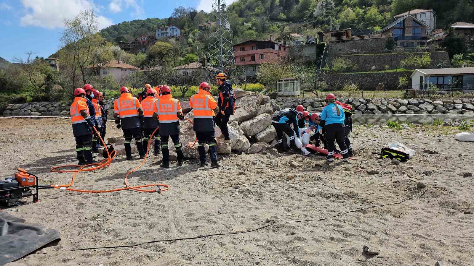 zonguldaktaki-sel-ve-taskin-tatbikati-gercegini-aratmadi