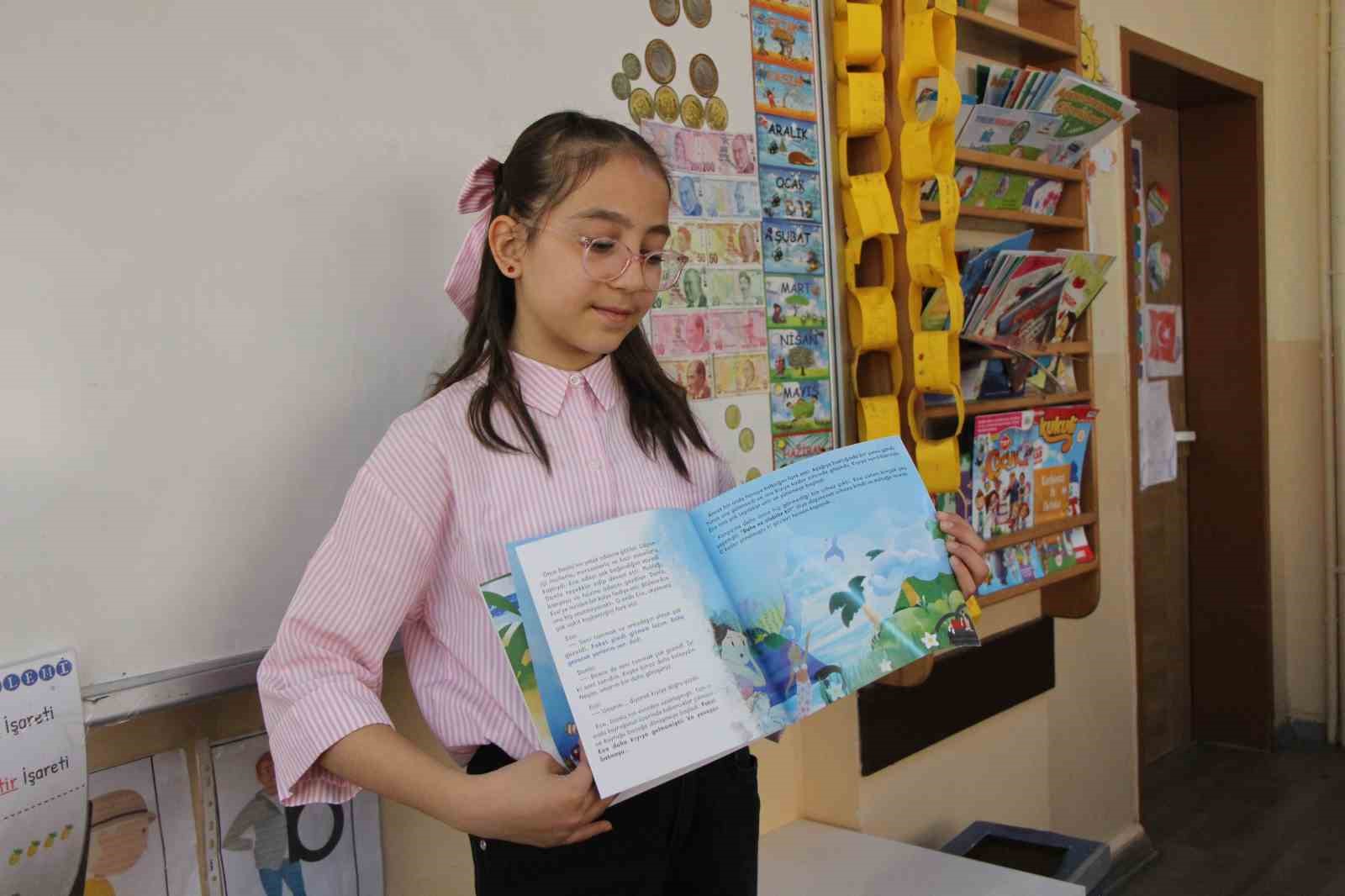 11-yasinda-hikaye-kitabi-yazdi