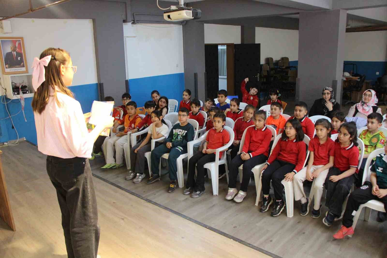 11-yasinda-hikaye-kitabi-yazdi