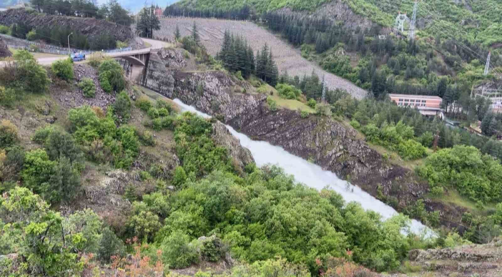 almus-baraji-tasti-tasti-baraj-kenarindaki-oyun-parki-ve-otopark-sular-altinda-kaldi