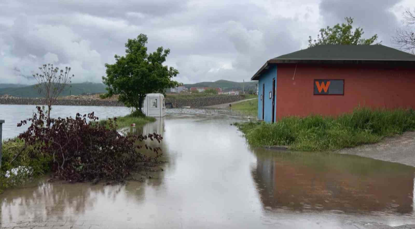 almus-baraji-tasti-tasti-baraj-kenarindaki-oyun-parki-ve-otopark-sular-altinda-kaldi