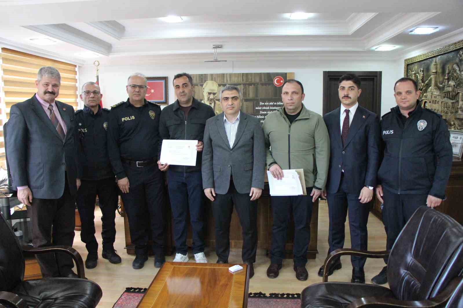 amasyada-hayat-kurtaran-polisler-heimlich-manevrasini-hic-tereddut-etmeden-uyguladik