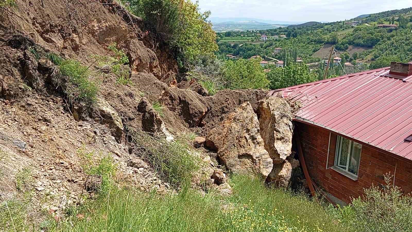 amasyada-kaya-parcalari-ev-ve-traktorun-ustune-dustu