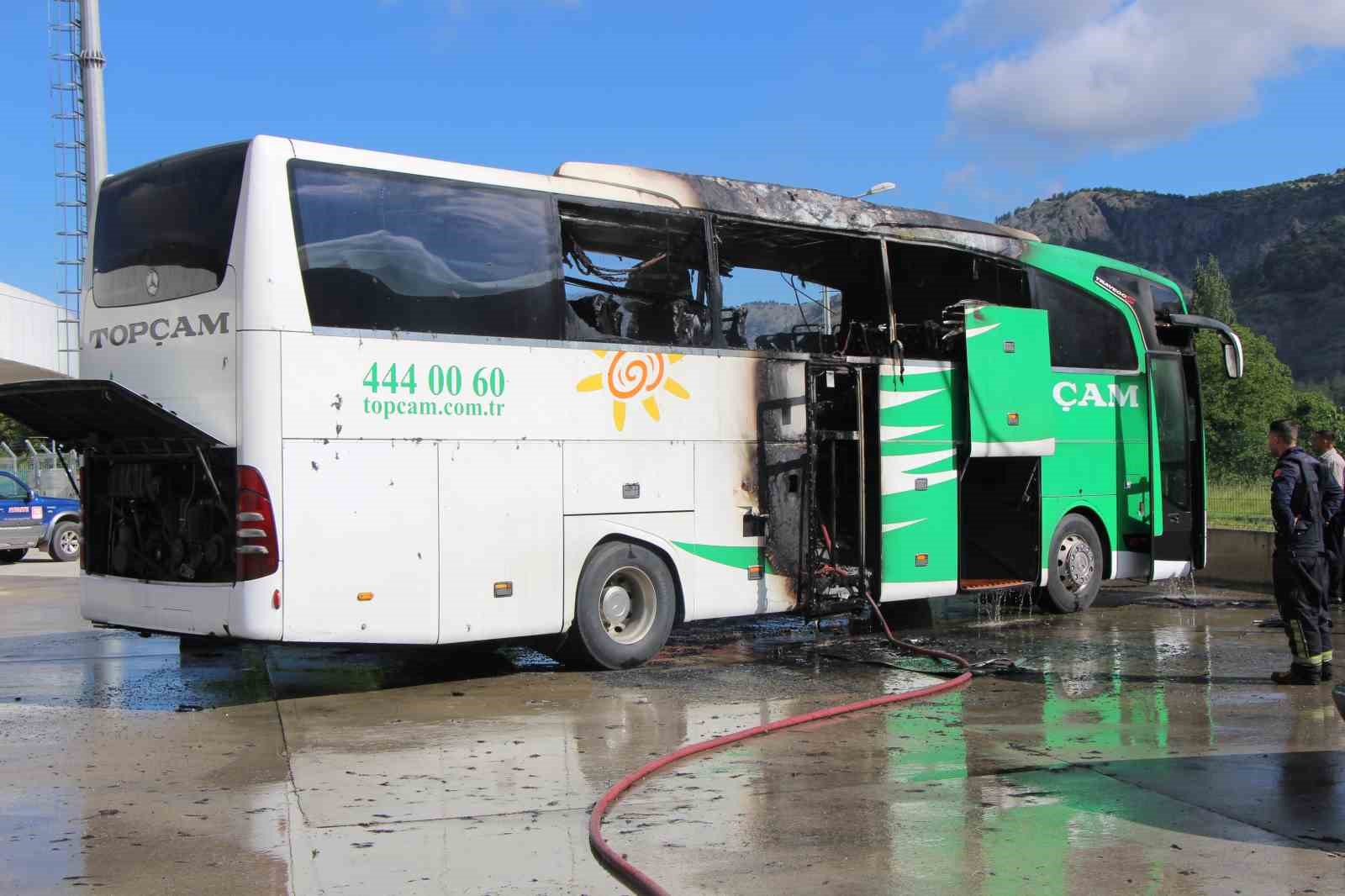 amasyada-otobus-terminalinde-park-halindeki-yolcu-otobusu-yandi