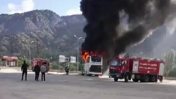 amasyada-otobus-terminalinde-park-halindeki-yolcu-otobusu-yandi