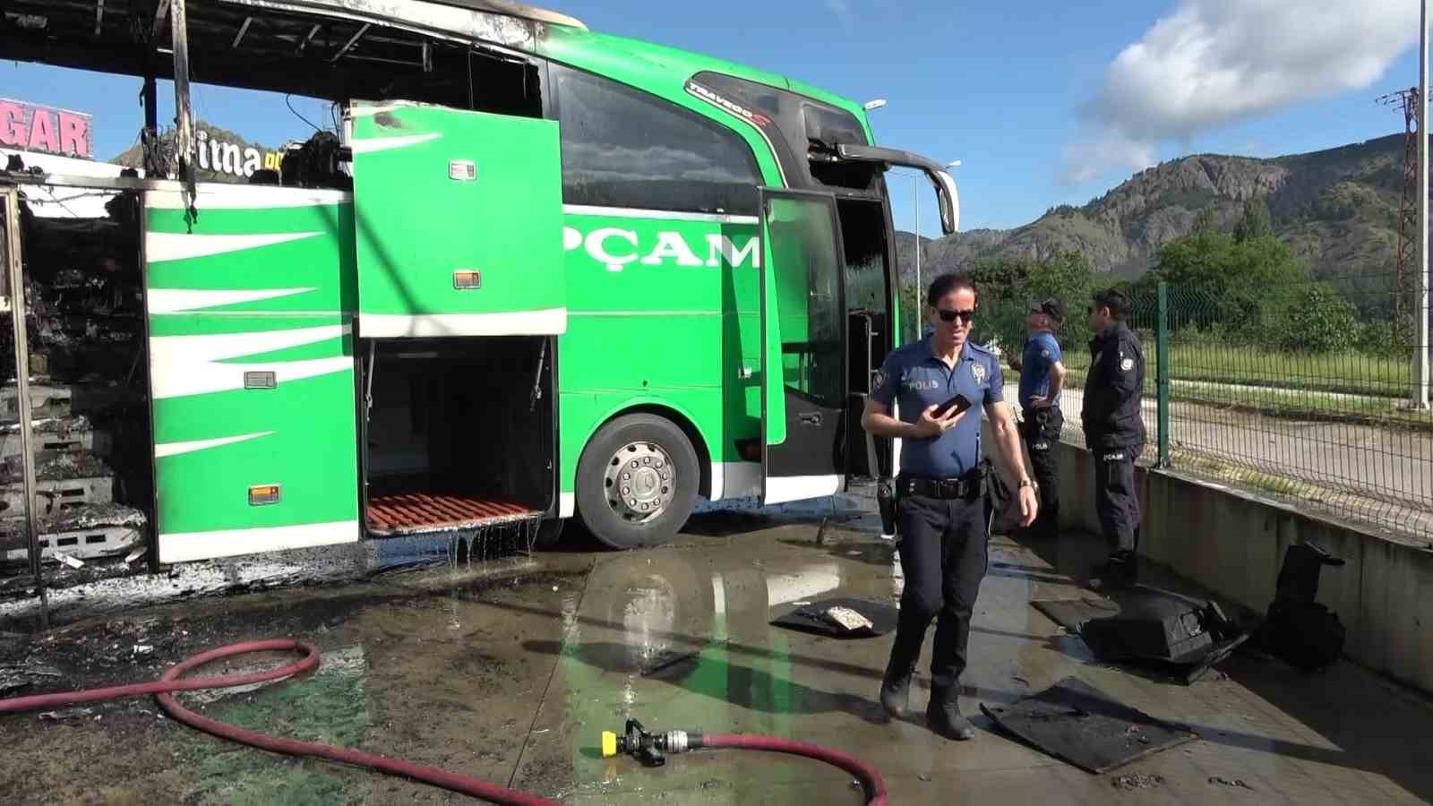 amasyada-otobus-terminalinde-park-halindeki-yolcu-otobusu-yandi
