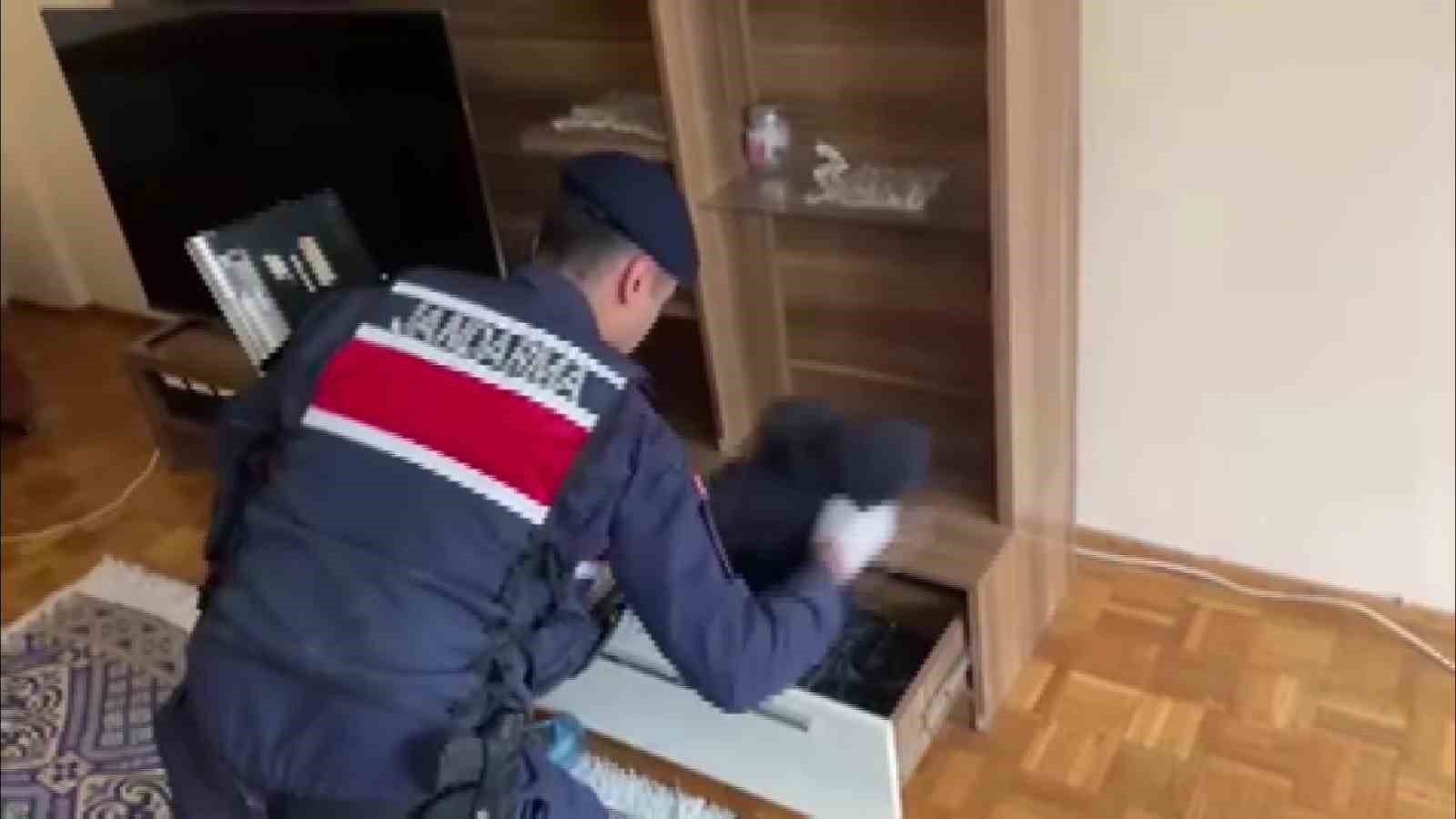 amasyada-sahte-ilanlar-verip-34-kisiyi-dolandiran-zanlilar-yakalandi
