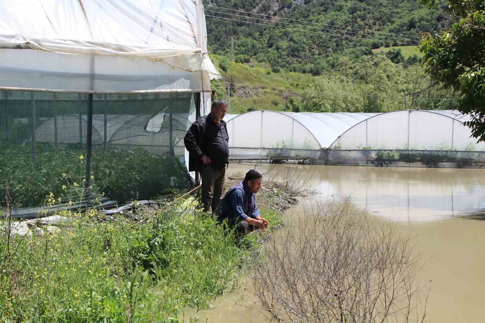 amasyada-yesilirmak-nehri-tasti-tarim-arazileri-sular-altinda-kaldi