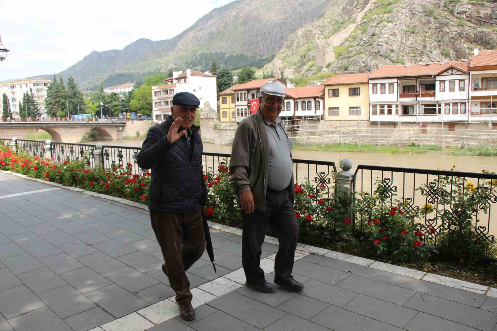amasyada-yesilirmakin-debisi-130-metrekupe-kadar-dustu-vatandaslar-gunesli-havada-nehri-izledi