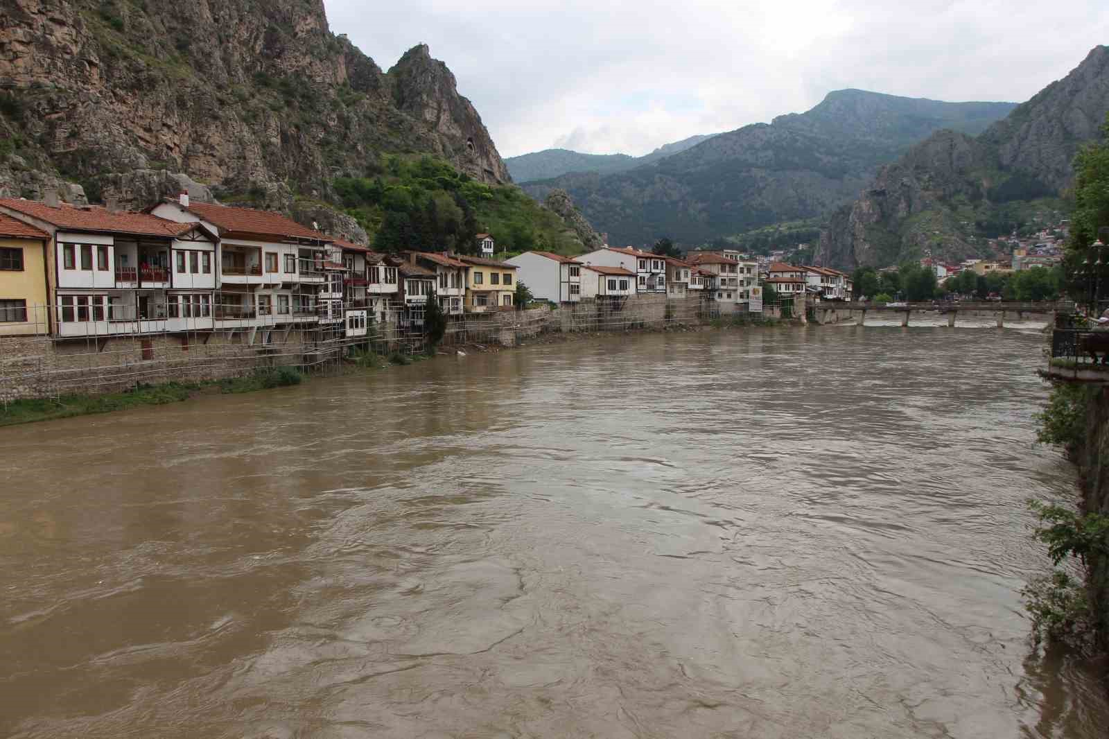 amasyada-yesilirmakin-debisi-130-metrekupe-kadar-dustu-vatandaslar-gunesli-havada-nehri-izledi