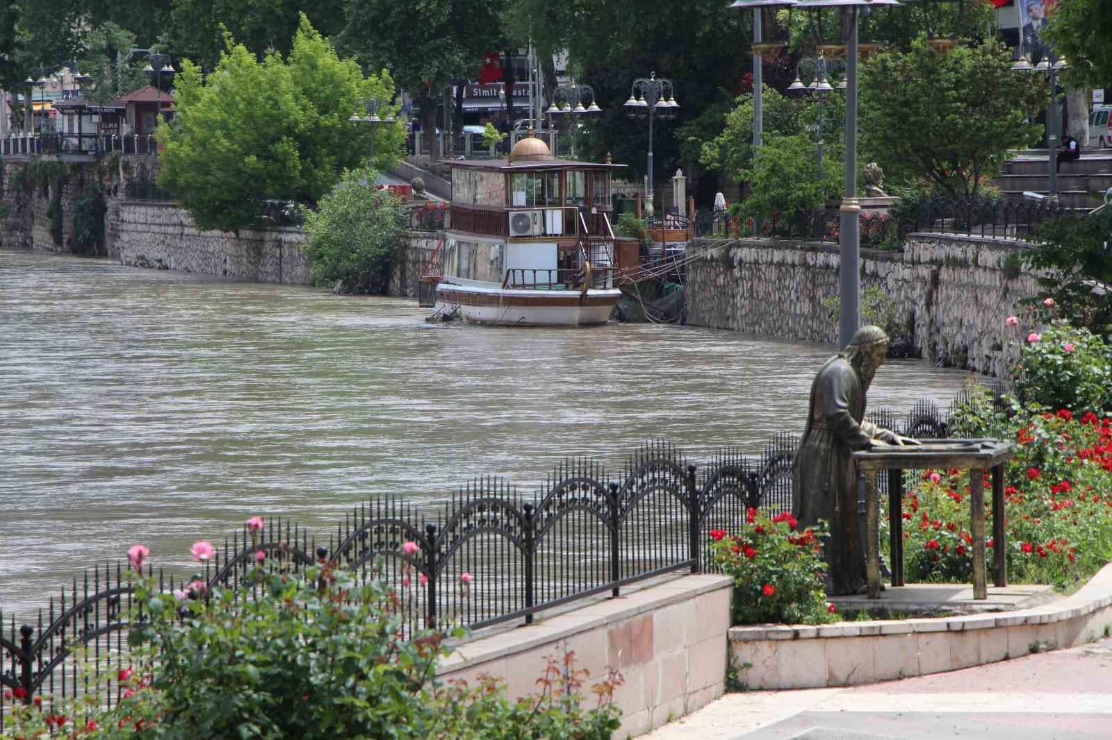 amasyada-yesilirmakin-debisi-130-metrekupe-kadar-dustu-vatandaslar-gunesli-havada-nehri-izledi