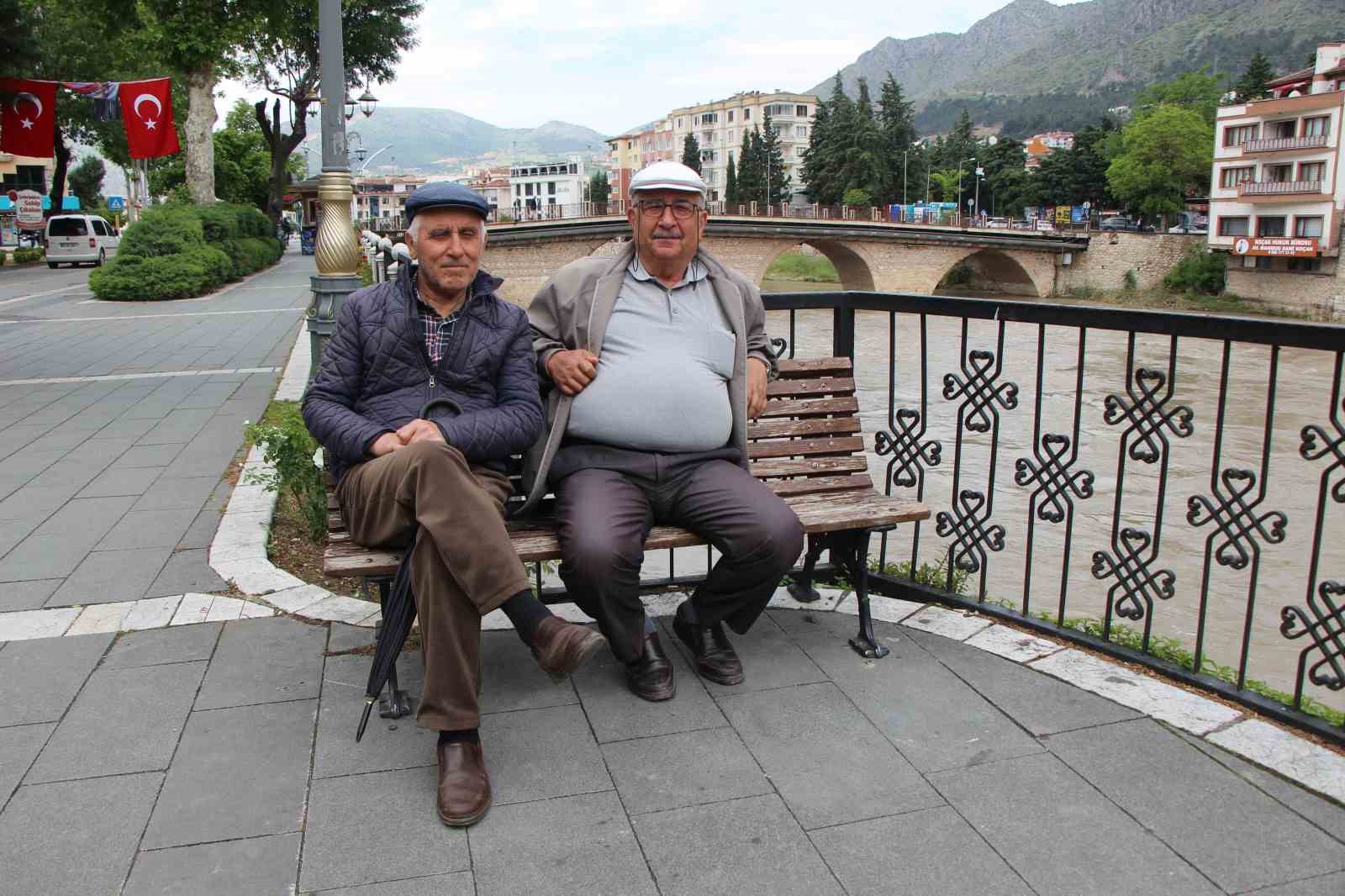 amasyada-yesilirmakin-debisi-130-metrekupe-kadar-dustu-vatandaslar-gunesli-havada-nehri-izledi