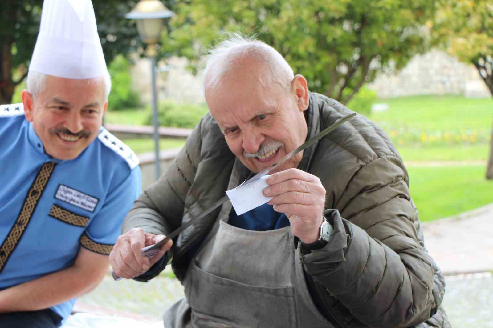 amasyanin-muzisyen-bicakcisi-bicaklari-keskinlestiriyor-kulaklarin-pasini-siliyor