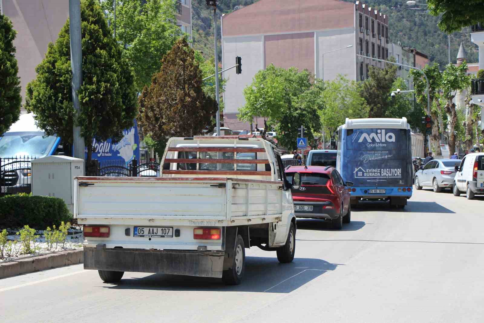 amasyaya-gelen-sasiriyor-korna-sesi-yok-yollarda-oncelik-yayalarin