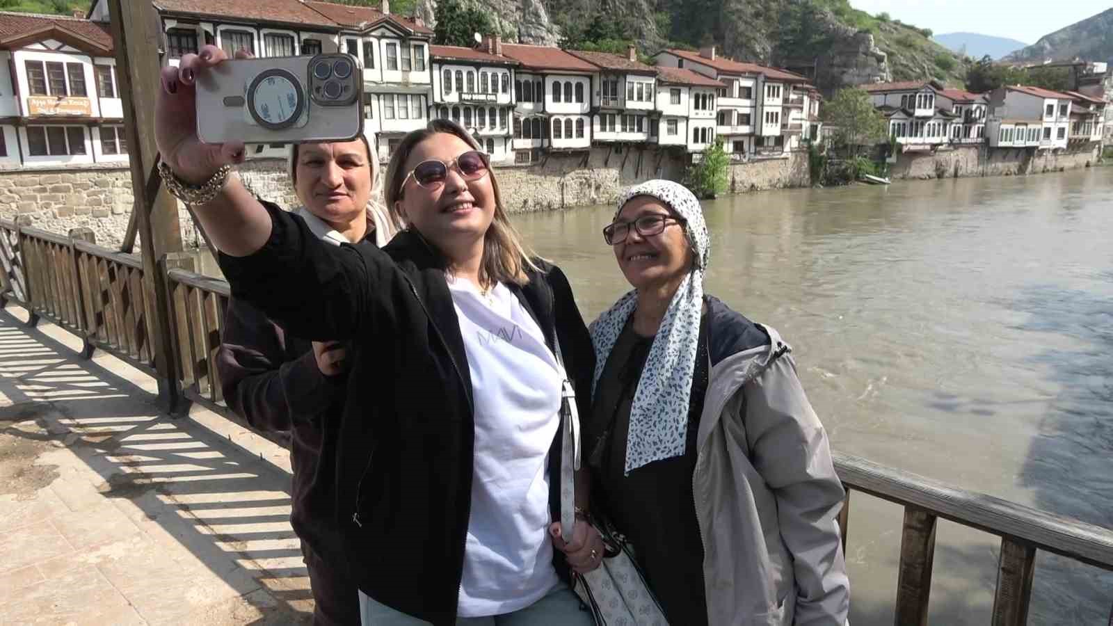amasyaya-gelen-sasiriyor-korna-sesi-yok-yollarda-oncelik-yayalarin