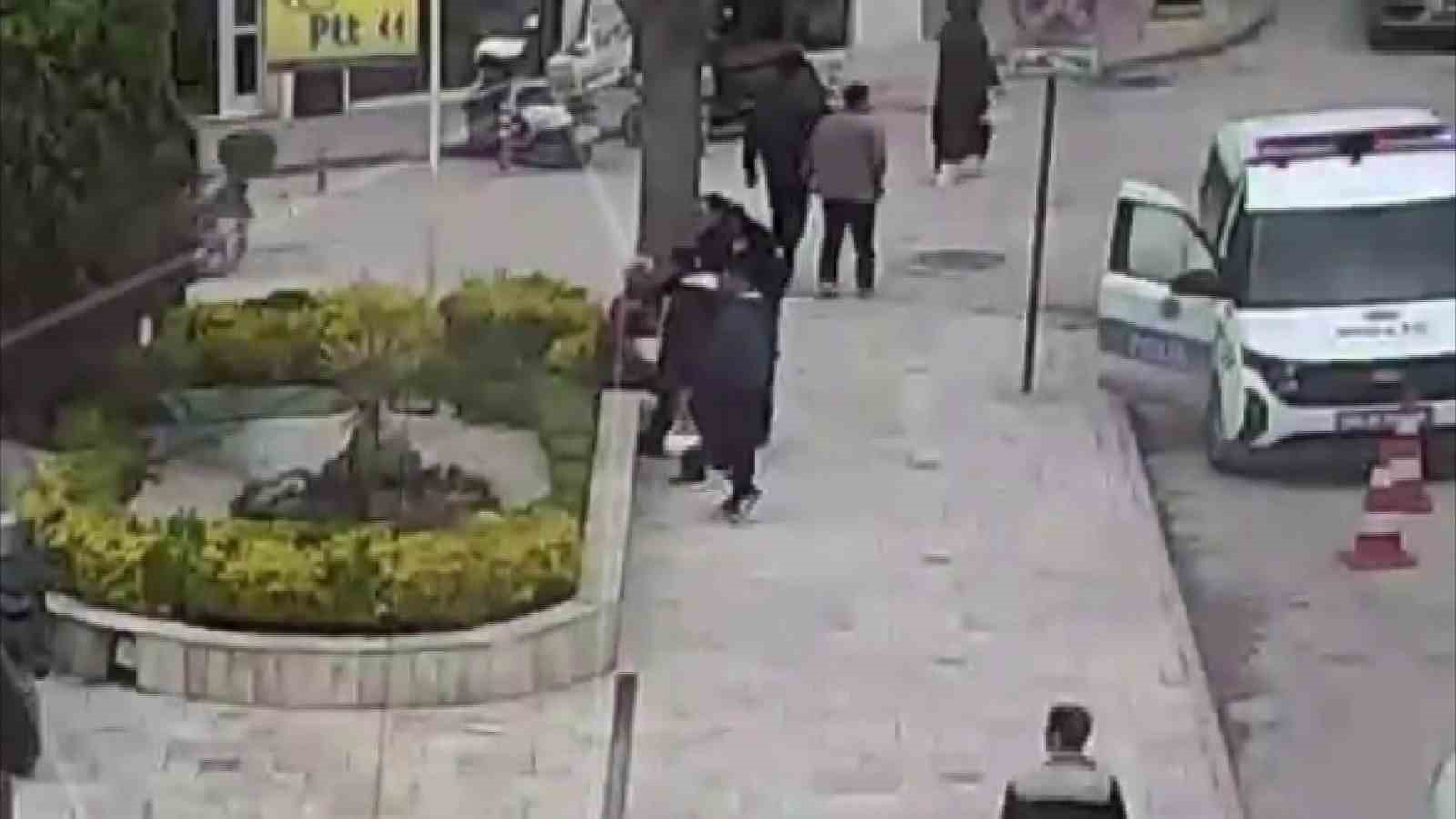 aracindan-inip-polis-otosunun-onune-geldi-hayatini-heimlich-manevrasiyla-polisler-kurtardi