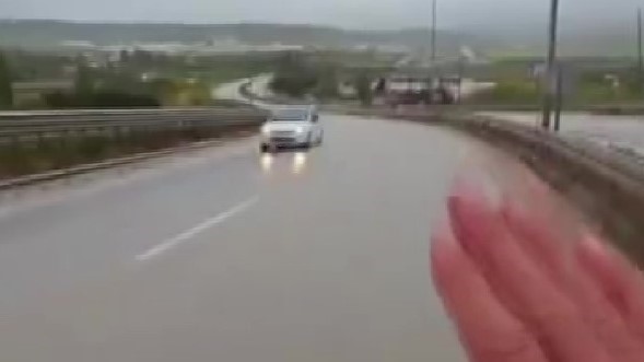 araclari-yavaslatmak-isterken-feci-kazayi-saniye-saniye-goruntuledi
