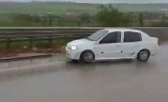 araclari-yavaslatmak-isterken-feci-kazayi-saniye-saniye-goruntuledi