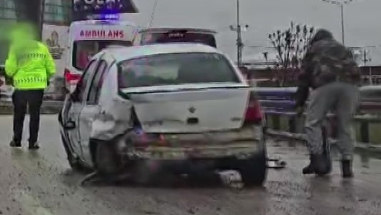 araclari-yavaslatmak-isterken-feci-kazayi-saniye-saniye-goruntuledi