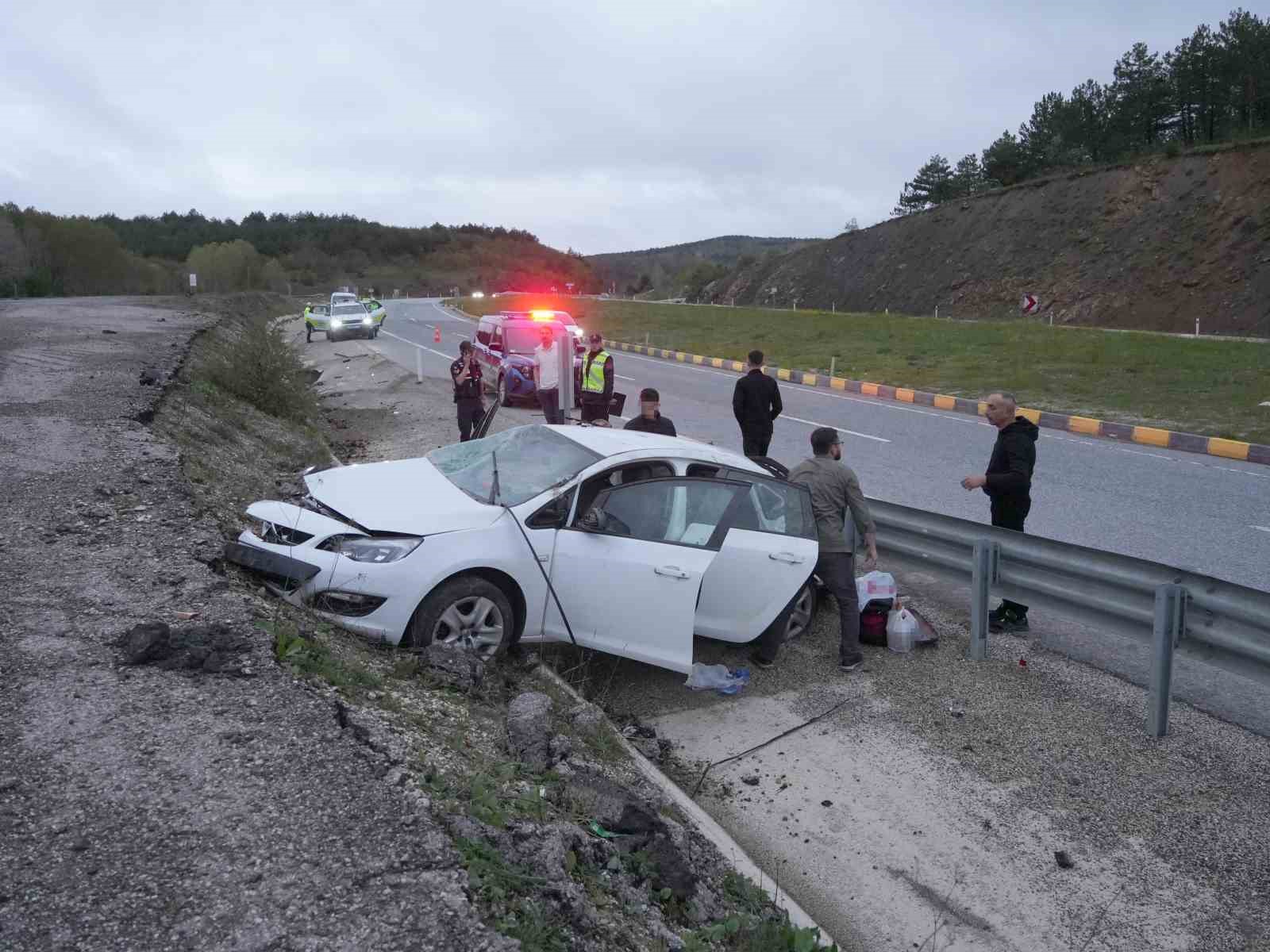 bayram-tatili-yolunda-kaza-takla-atan-otomobildeki-4-kisi-yaralandi