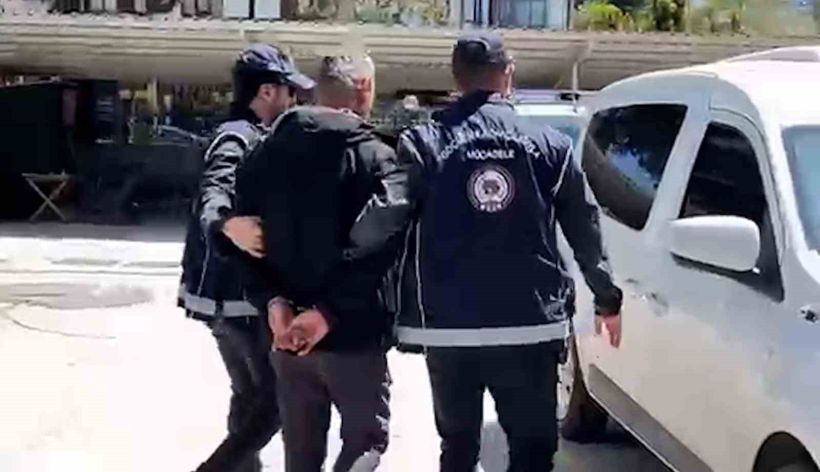 boluda-durdurulan-kamyondan-10-duzensiz-gocmen-cikti-surucu-tutuklandi