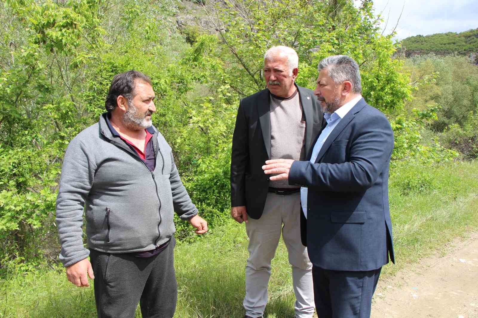 ciftcinin-taskin-nobeti-arazisindeki-bitkiler-yesilirmaktan-sizan-suyun-altinda-kaldi