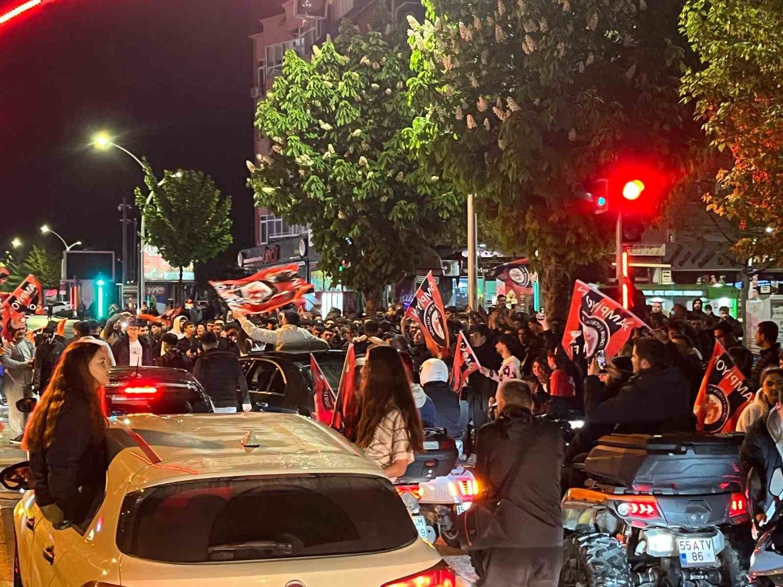 corum-fk-taraftarlari-yari-final-galibiyetini-coskuyla-kutladi