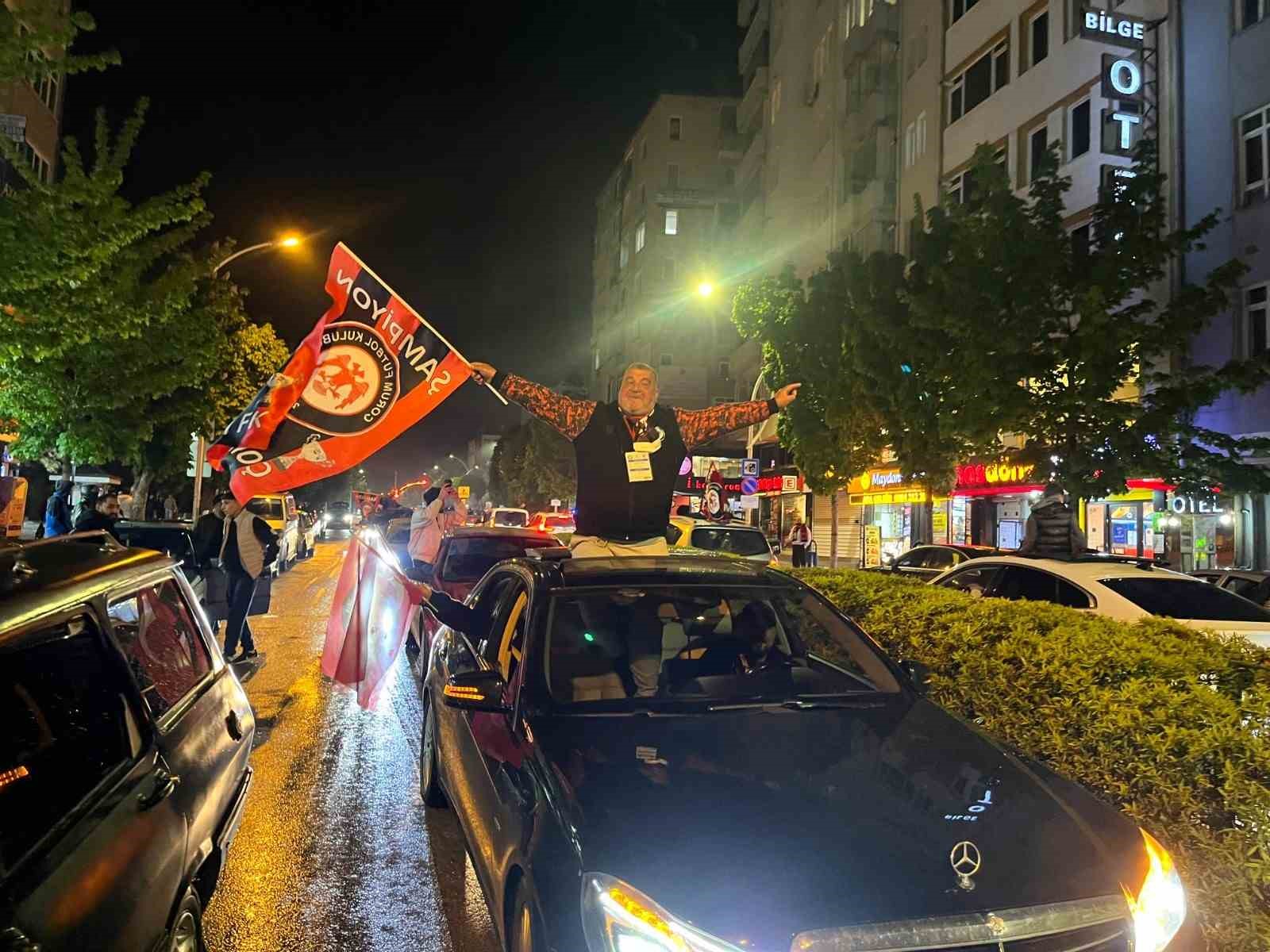 corum-fk-taraftarlari-yari-final-galibiyetini-coskuyla-kutladi