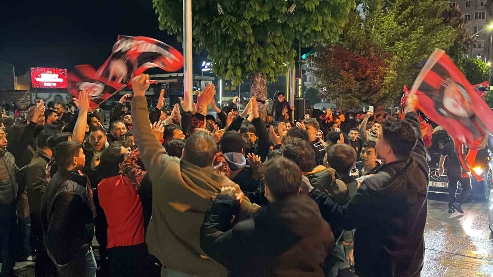 corum-fk-taraftarlari-yari-final-galibiyetini-coskuyla-kutladi