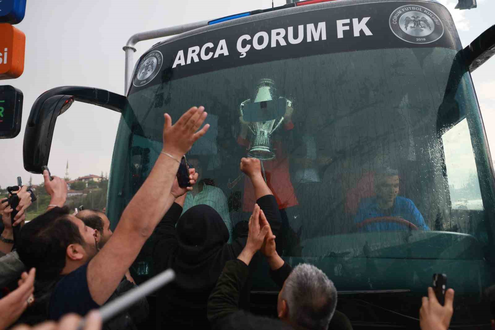 corum-fkda-super-lig-coskusu-tarihi-zaferin-ardindan-takim-kafilesine-gorkemli-karsilama