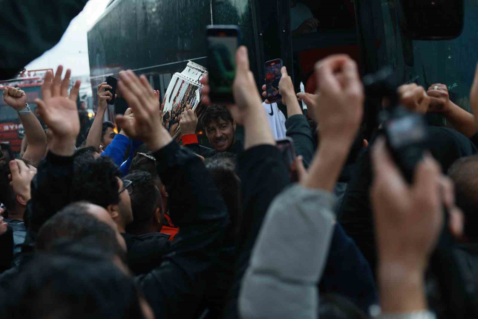 corum-fkda-super-lig-coskusu-tarihi-zaferin-ardindan-takim-kafilesine-gorkemli-karsilama