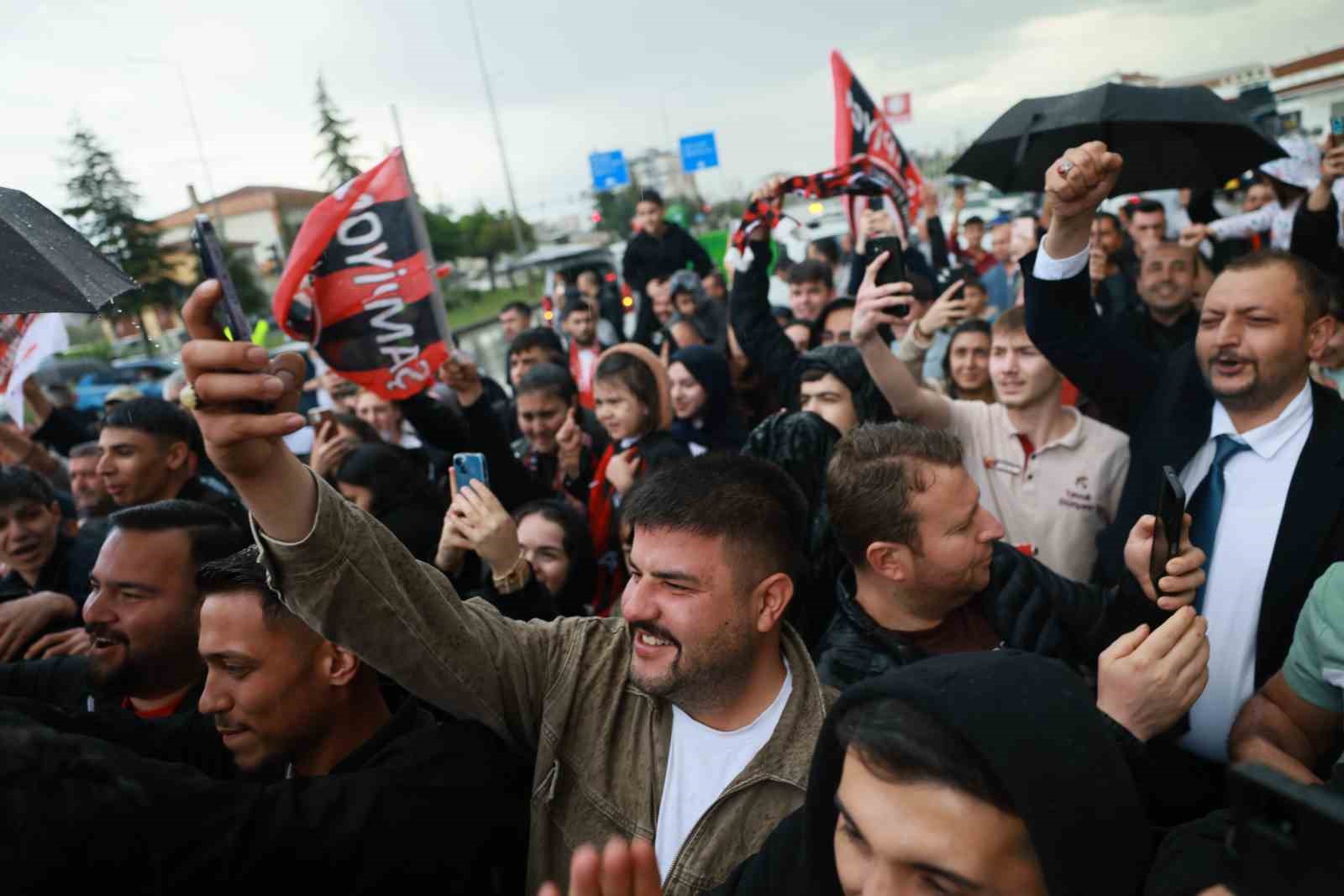 corum-fkda-super-lig-coskusu-tarihi-zaferin-ardindan-takim-kafilesine-gorkemli-karsilama