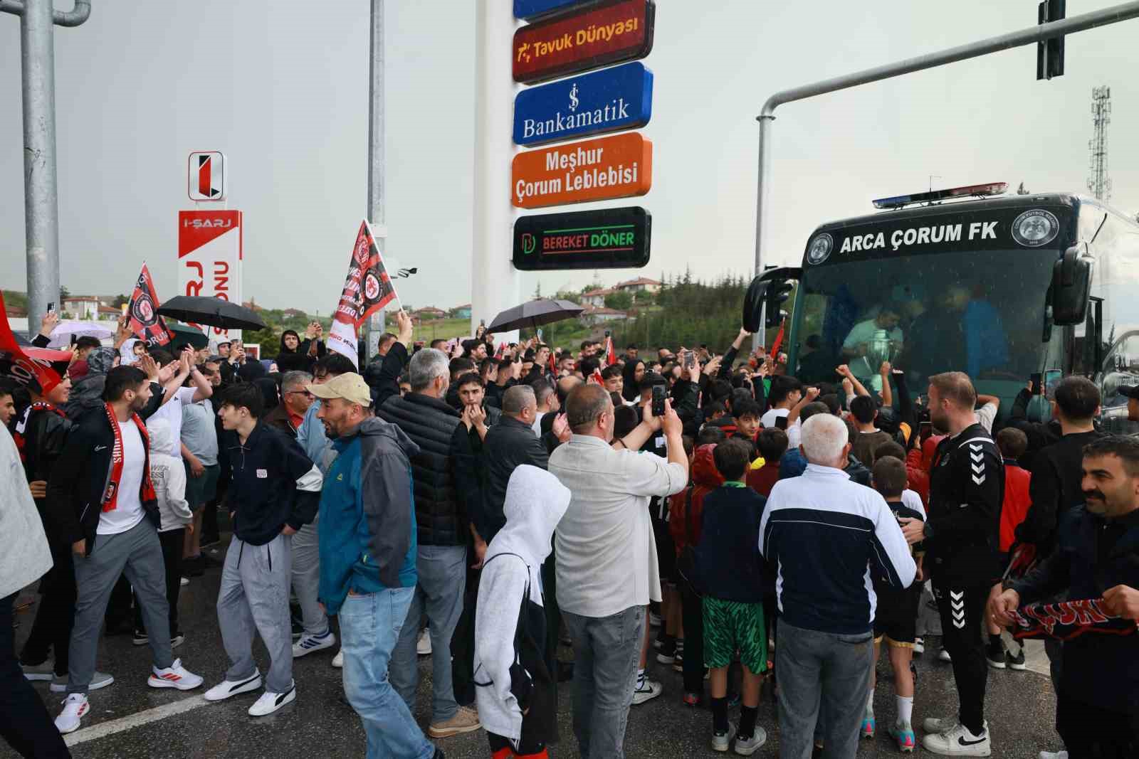 corum-fkda-super-lig-coskusu-tarihi-zaferin-ardindan-takim-kafilesine-gorkemli-karsilama
