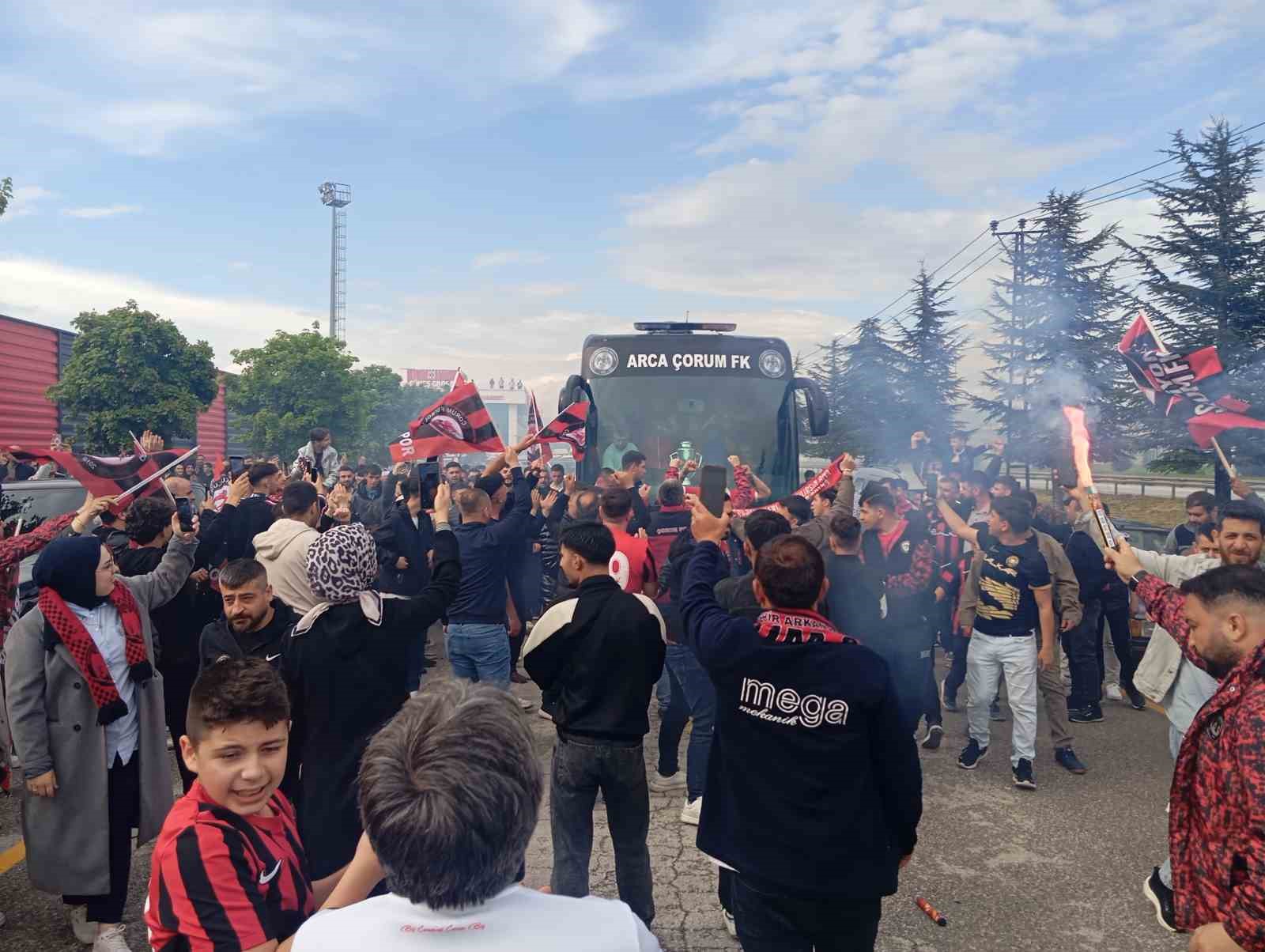 corum-fkda-super-lig-coskusu-tarihi-zaferin-ardindan-takim-kafilesine-gorkemli-karsilama