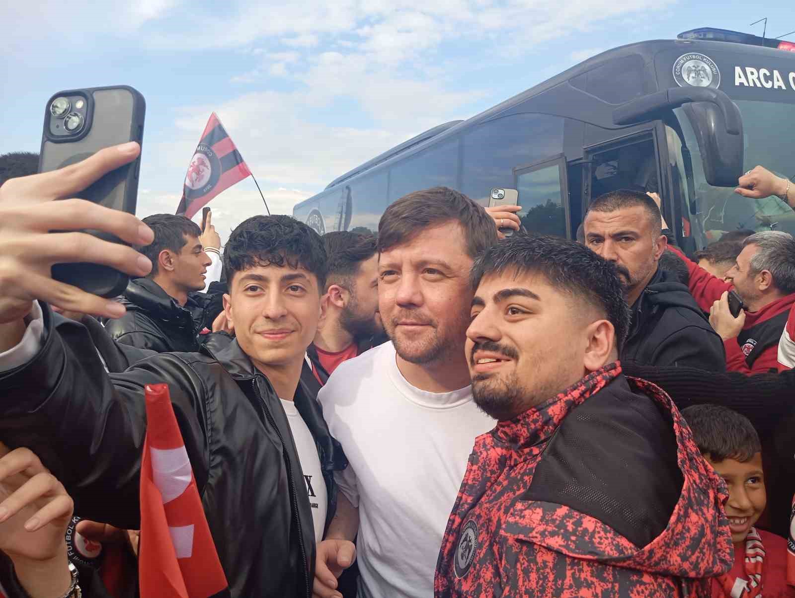 corum-fkda-super-lig-coskusu-tarihi-zaferin-ardindan-takim-kafilesine-gorkemli-karsilama