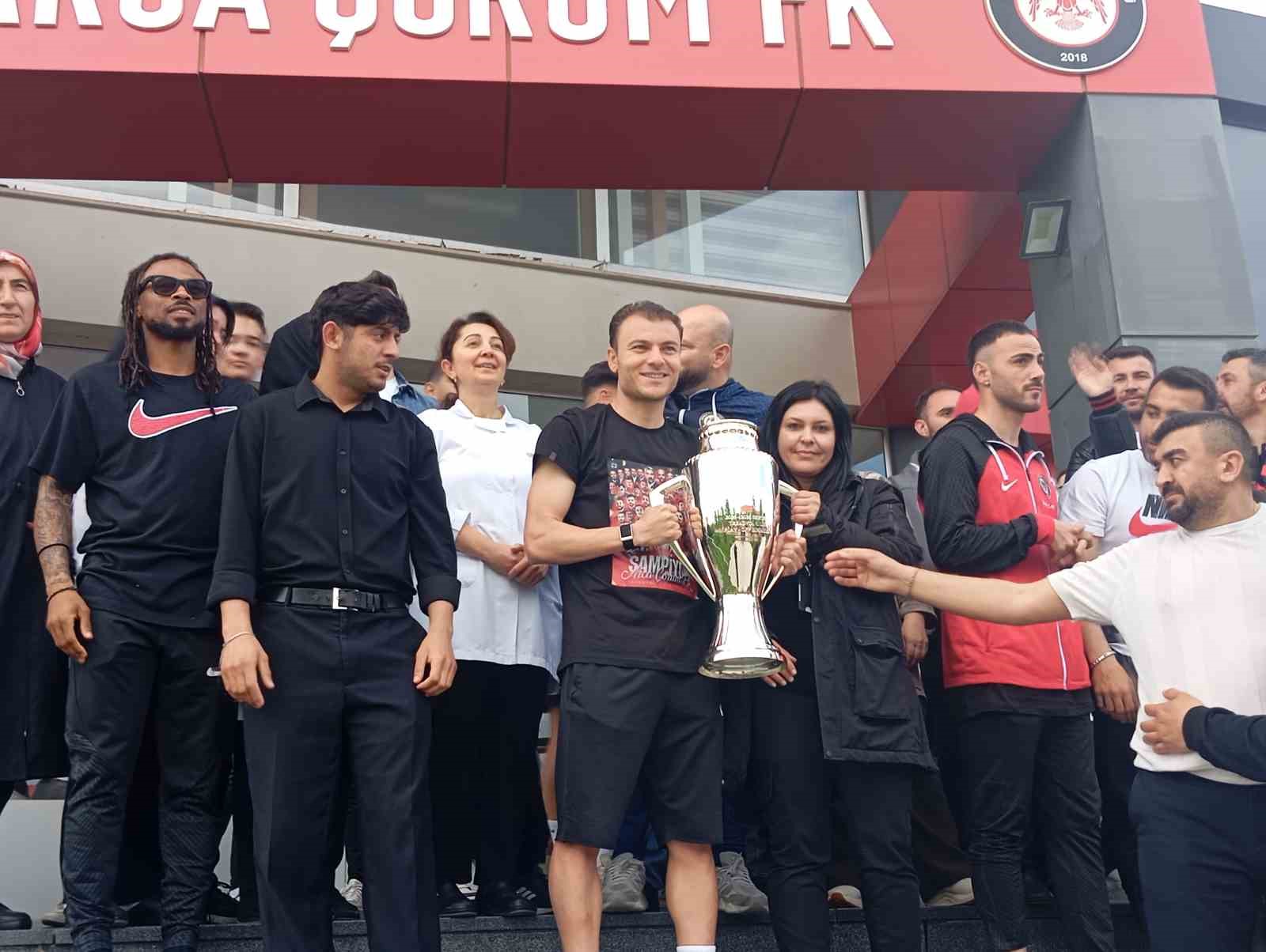 corum-fkda-super-lig-coskusu-tarihi-zaferin-ardindan-takim-kafilesine-gorkemli-karsilama