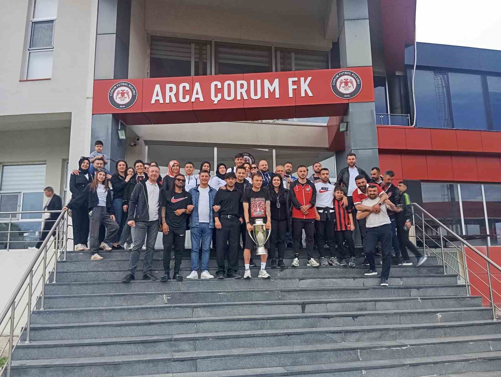 corum-fkda-super-lig-coskusu-tarihi-zaferin-ardindan-takim-kafilesine-gorkemli-karsilama
