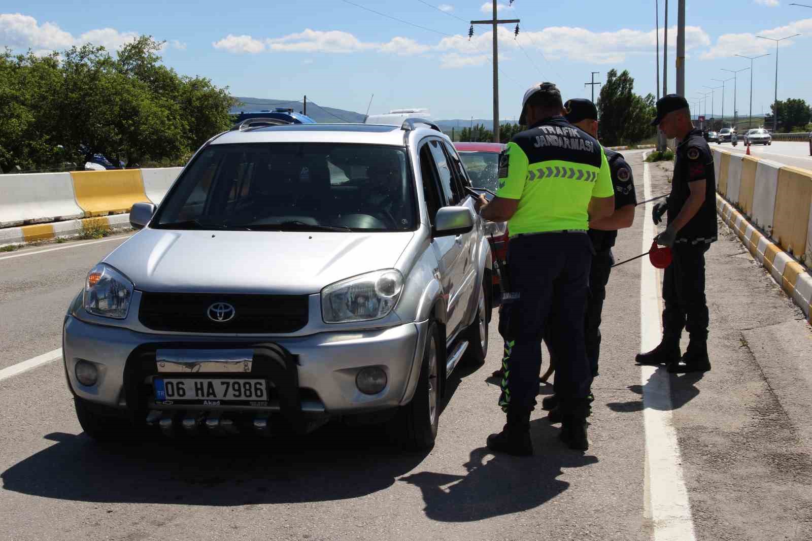 corum-valisi-ali-calgan-artan-arac-sayisi-tedbirlerimizi-arttirmamizin-en-buyuk-sebebidir