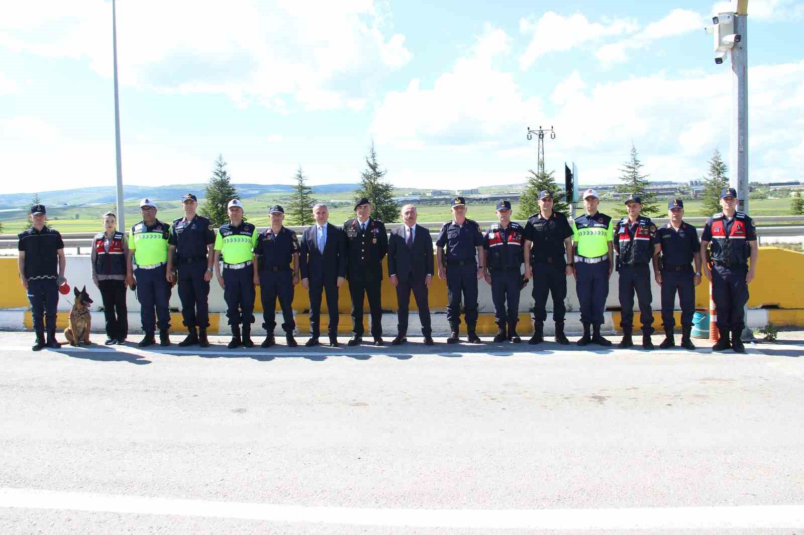 corum-valisi-ali-calgan-artan-arac-sayisi-tedbirlerimizi-arttirmamizin-en-buyuk-sebebidir
