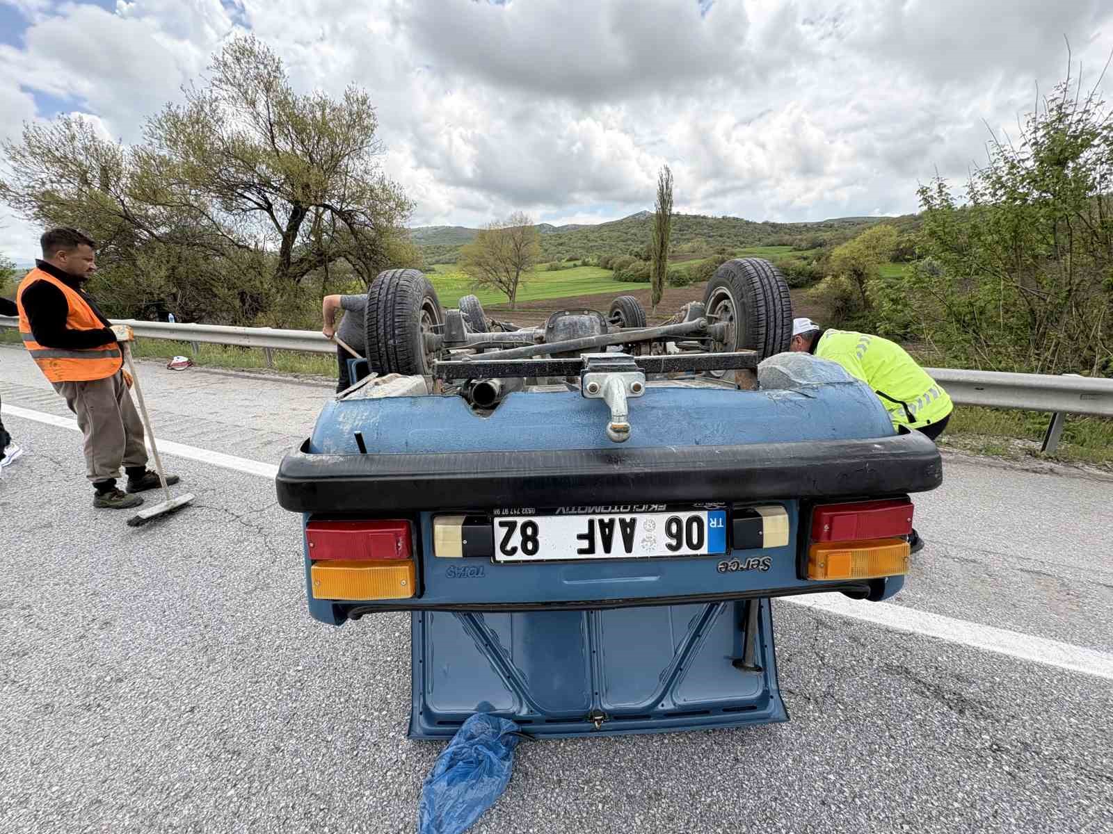 corumda-bariyerlere-carpan-otomobil-devrildi-1-yarali