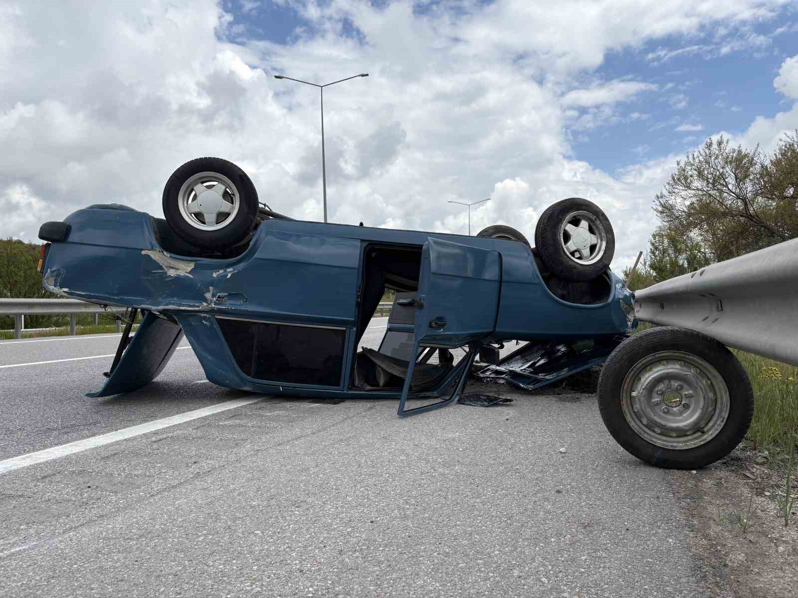 corumda-bariyerlere-carpan-otomobil-devrildi-1-yarali