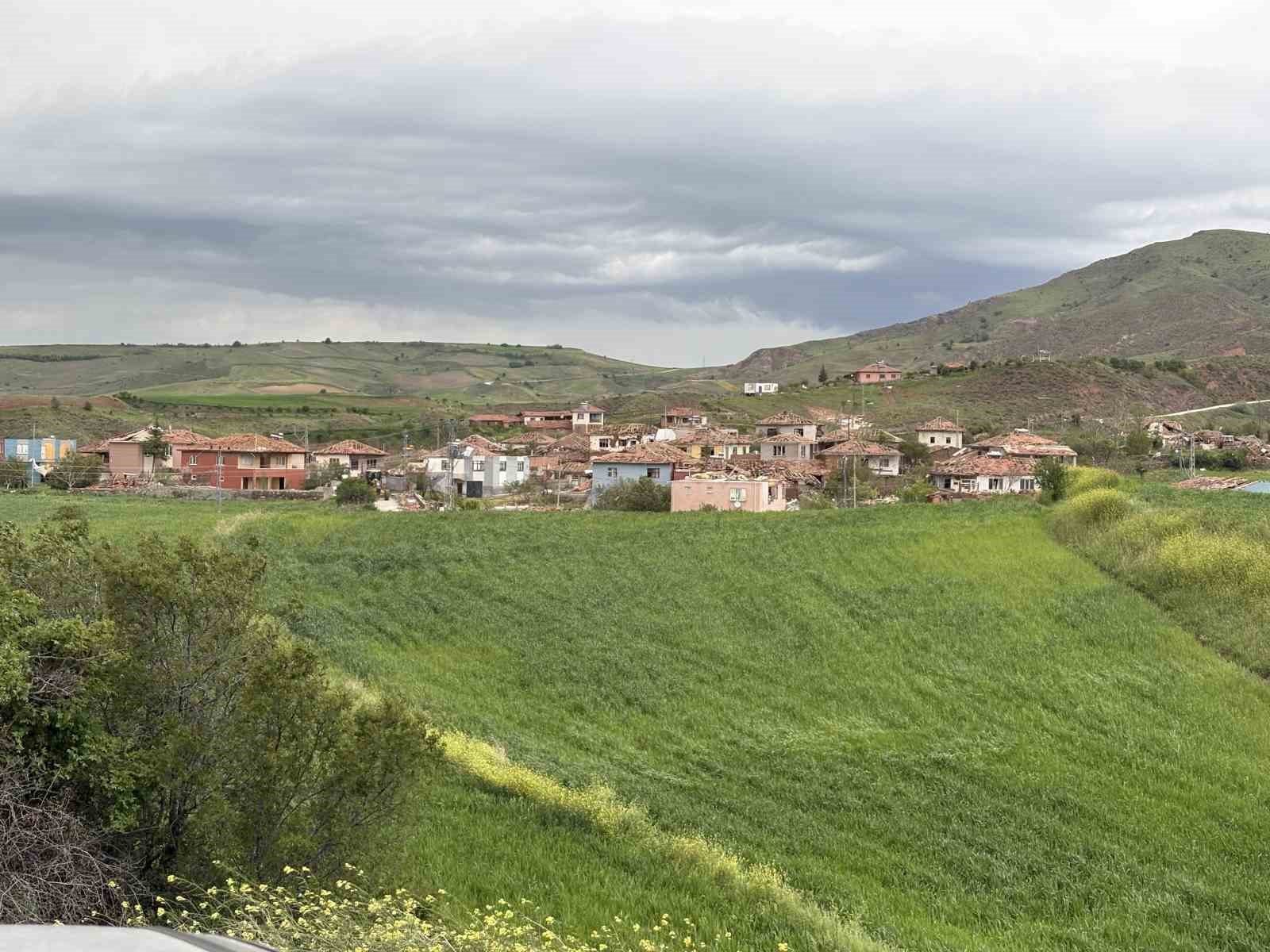 corumda-hortumun-vurdugu-koydeki-vatandas-o-anlari-anlatti-deprem-oldu-sandim