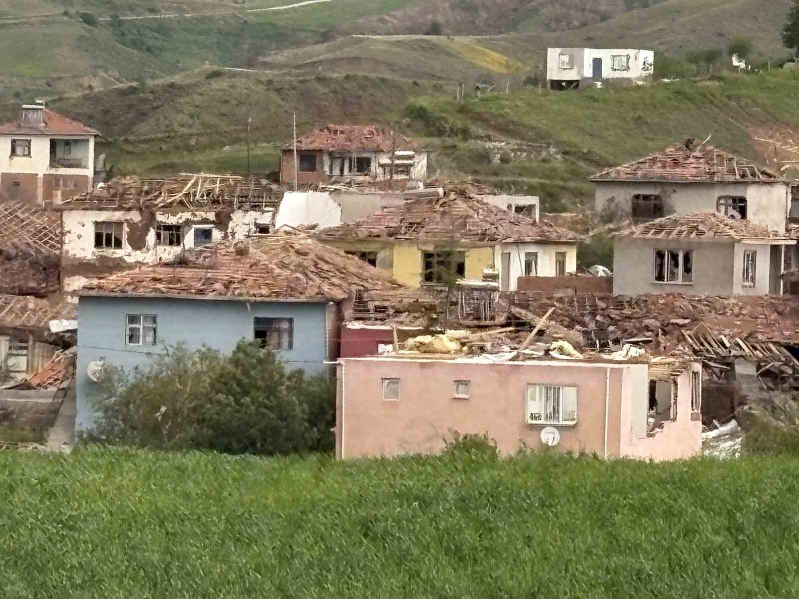 corumda-hortumun-vurdugu-koydeki-vatandas-o-anlari-anlatti-deprem-oldu-sandim