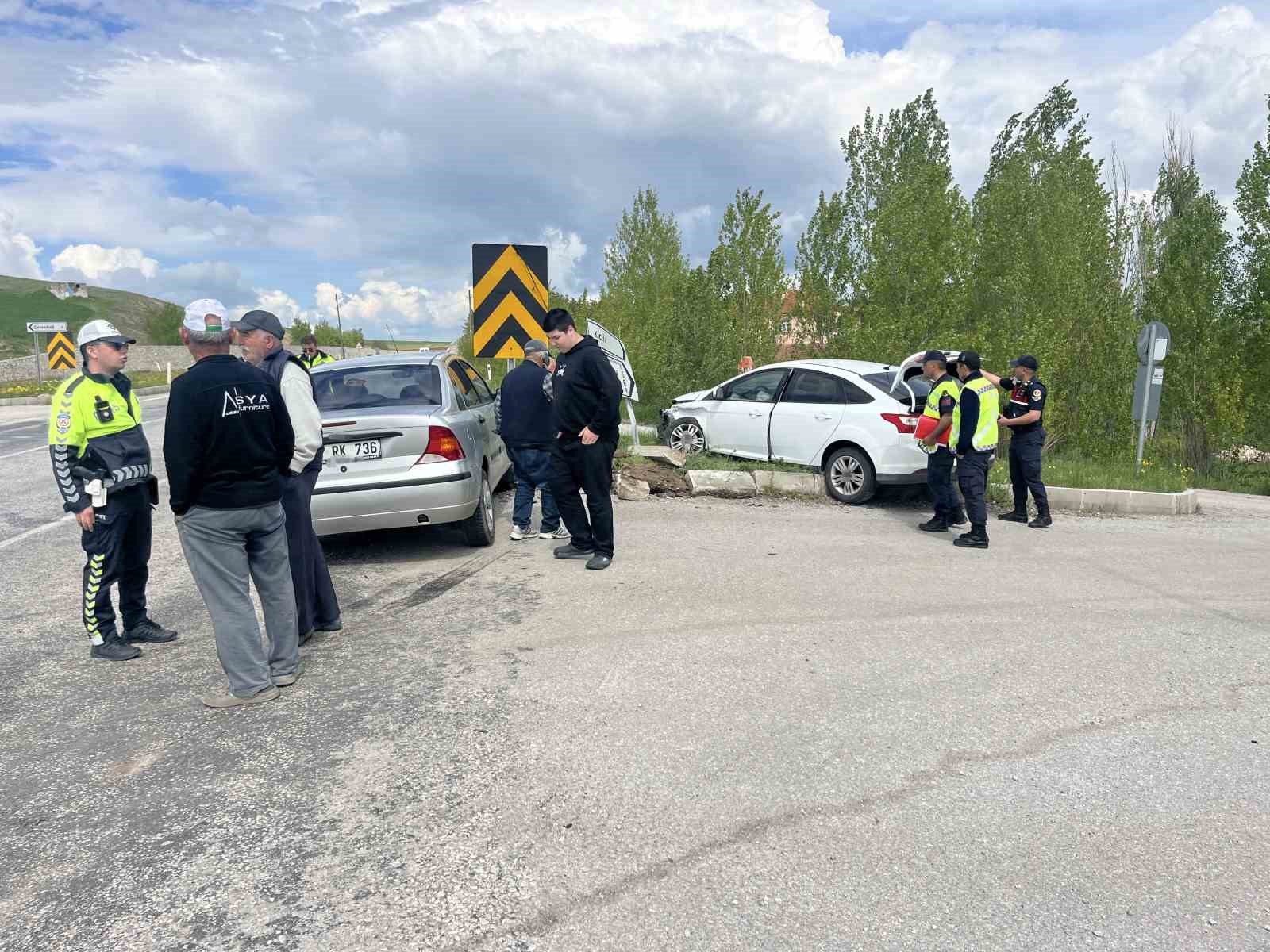 corumda-iki-otomobil-carpisti-2-yarali