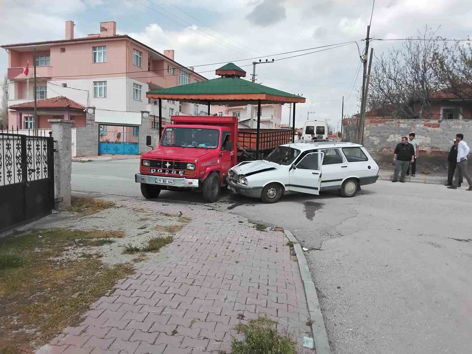 corumda-otomobil-ile-kamyon-carpisti-1-olu
