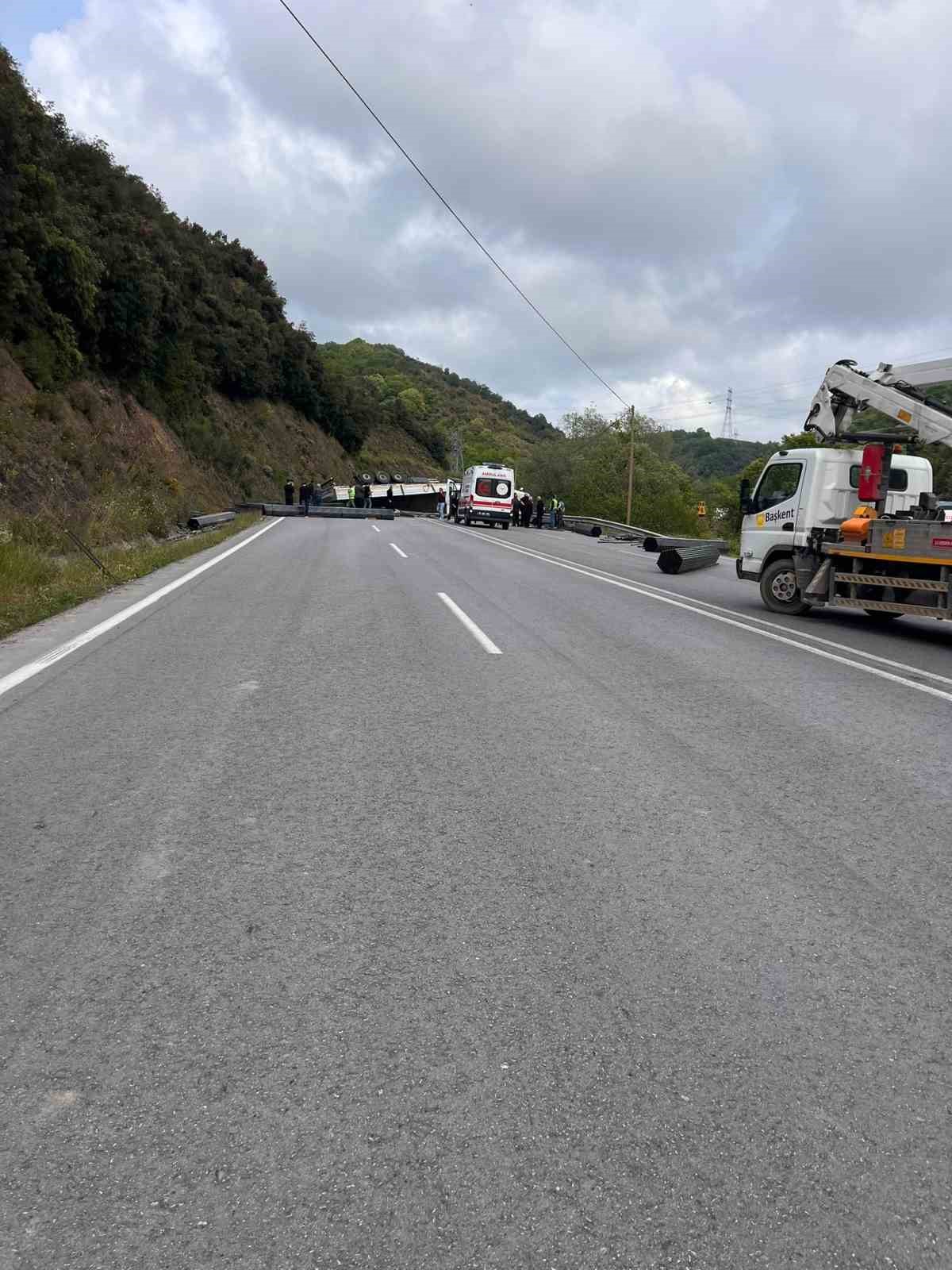 cubuk-demir-yuklu-tir-devrildi-osb-yolu-trafige-kapandi