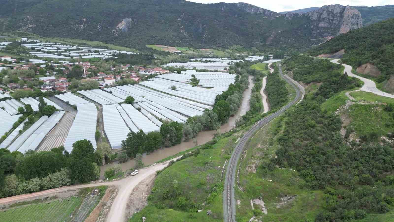 diktigi-binlerce-kok-fidesi-sel-sonrasi-curuyen-ciftci-bu-afet-allahtan-geldi-boynumuz-kildan-ince