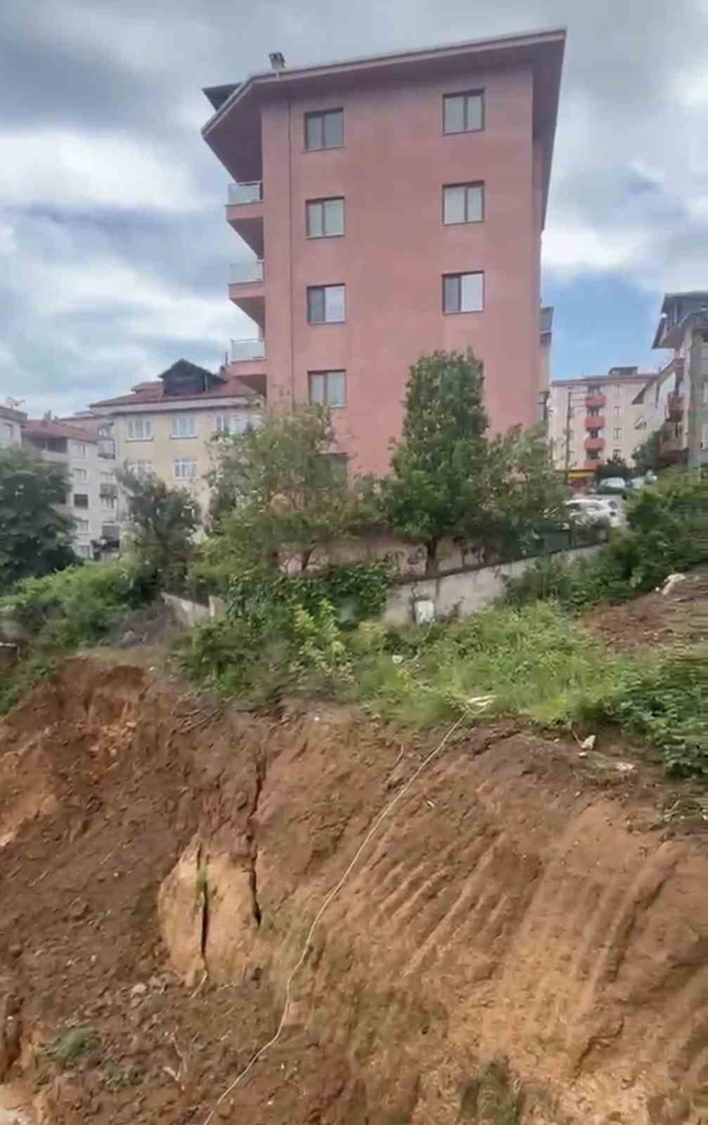 duzcede-insaat-alaninda-toprak-kaydi-bina-sakinleri-sokaga-dokuldu