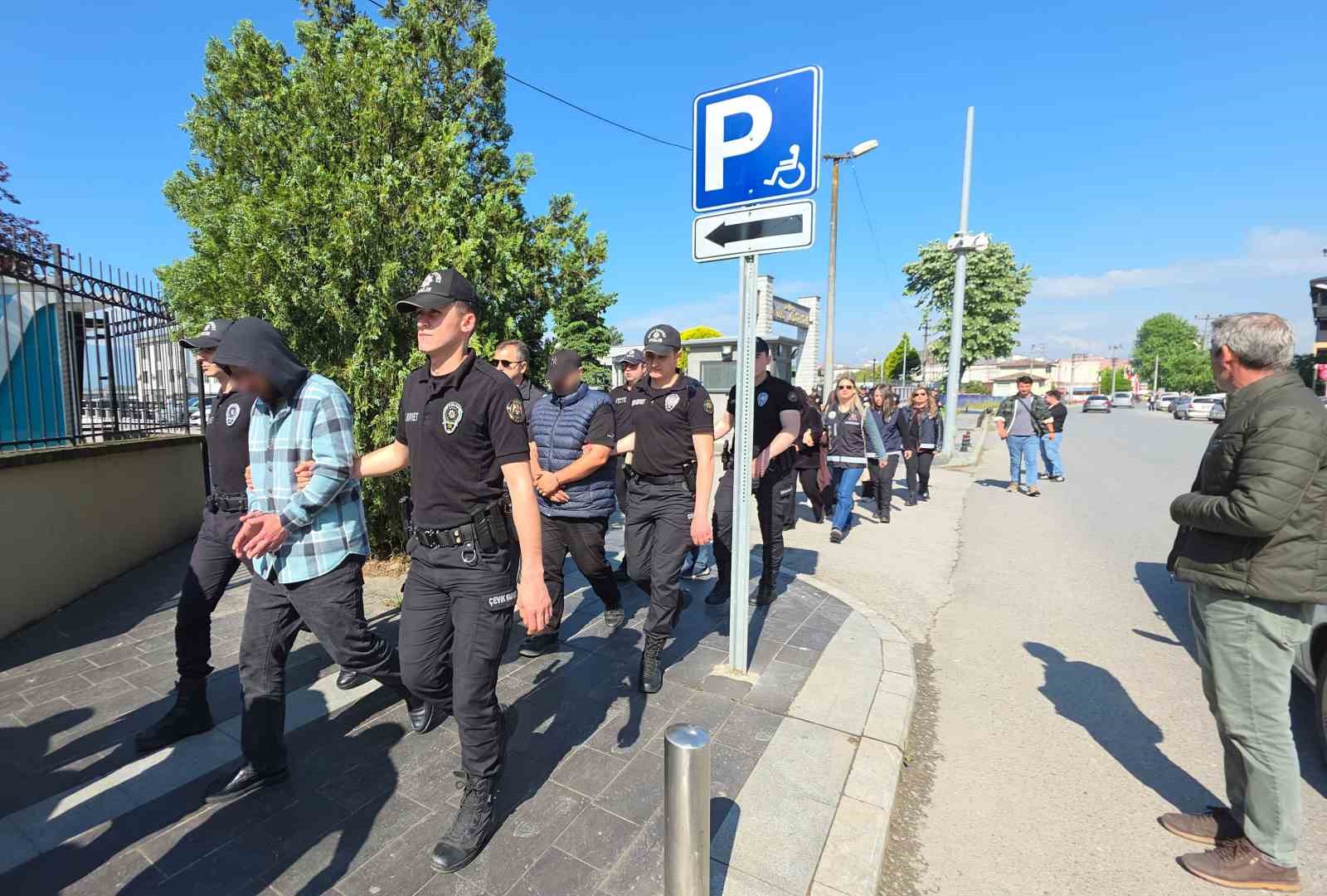 duzcede-staj-dolandiriciligi-yaptigi-iddia-edilen-21-kisi-adliyeye-sevk-edildi