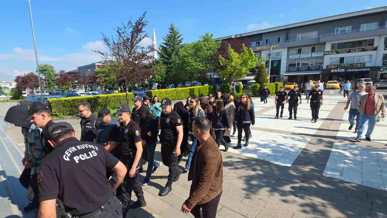duzcede-staj-dolandiriciligi-yaptigi-iddia-edilen-21-kisi-adliyeye-sevk-edildi